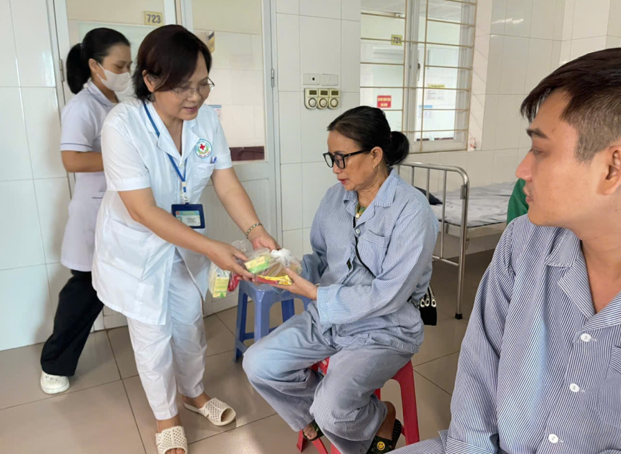 Trao quà cho người bệnh 1